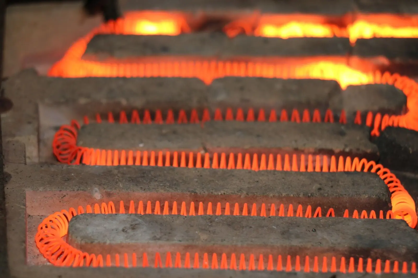 Glowing heating element inside a heater