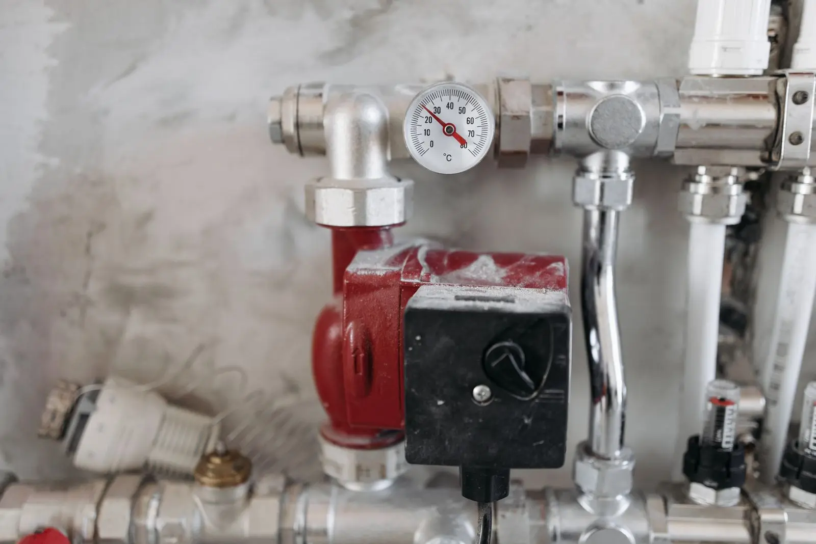 Hydronic heating pipes with a circulator pump and pressure gauge