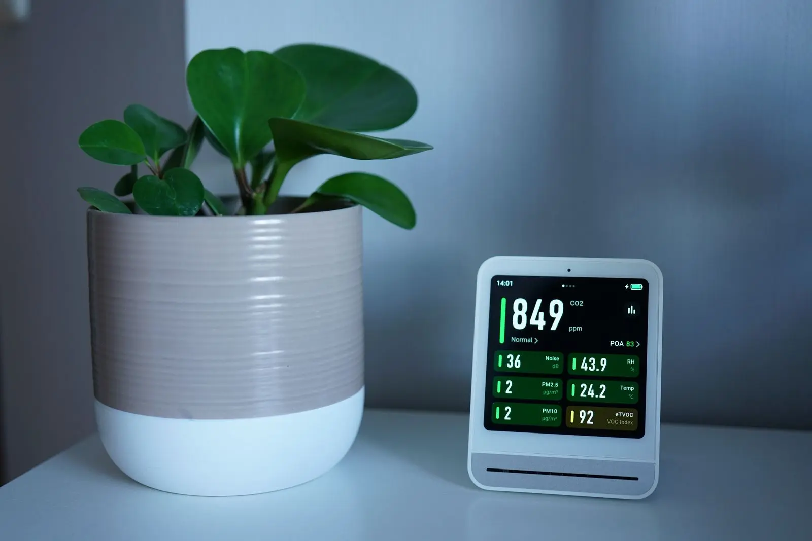 Indoor air quality monitor showing CO2 and particle readings